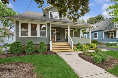 128 Coolidge Ave, Barrington, IL 60010