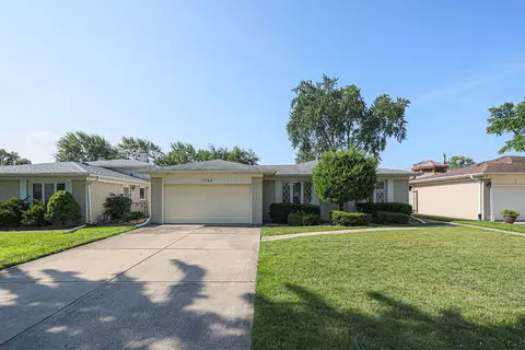 1725 W Magnolia Ln, Mount Prospect, IL 60056