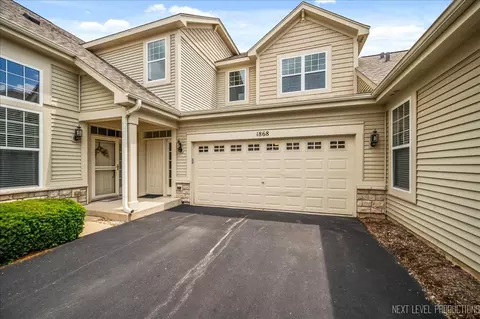 1868 Chase Ln, Aurora, IL 60502