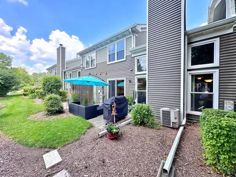 Exterior - 276 Wildspring Ct, Itasca, IL 60143 photo 2 of 5
