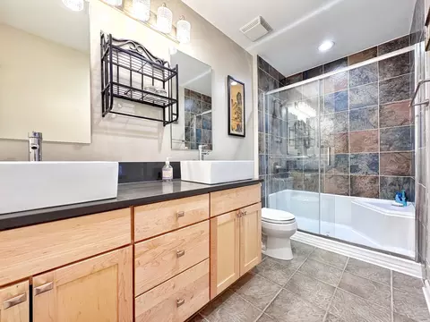 Bath - 276 Wildspring Ct, Itasca, IL 60143 photo 4 of 4