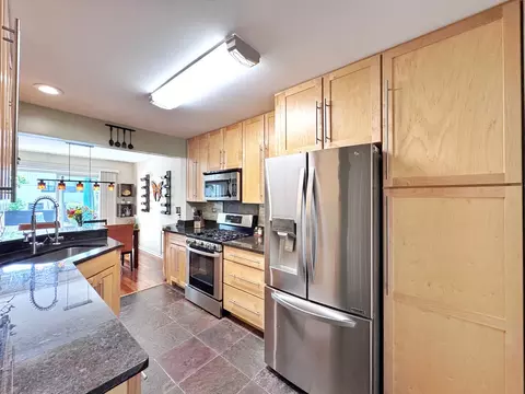 Kitchen - 276 Wildspring Ct, Itasca, IL 60143 photo 2 of 4