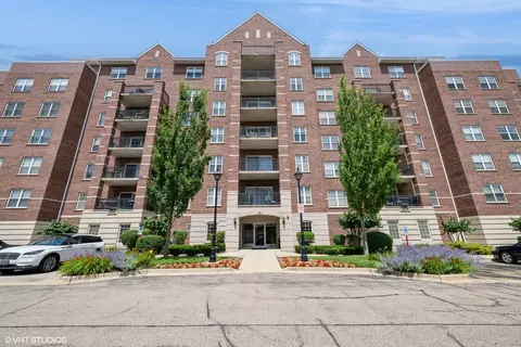 390 W Mahogany Ct #701, Palatine, IL 60067