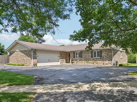 2720 Hobson Rd, Woodridge, IL 60517