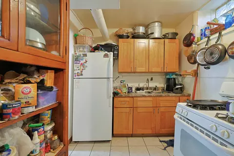 Kitchen - 392 Plum Ct, Elgin, IL 60120 photo 4 of 4
