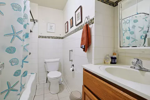 Bath - 392 Plum Ct, Elgin, IL 60120 photo 2 of 2