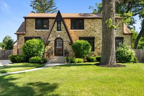 304 Laurel Ave, Libertyville, IL 60048