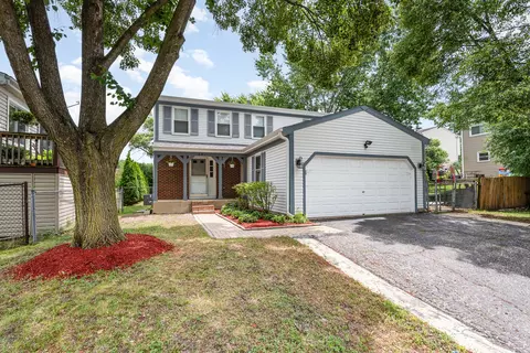 651 Iroquois Trl, Carol Stream, IL 60188