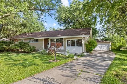65 Des Plaines Ln, Hoffman Estates, IL 60169