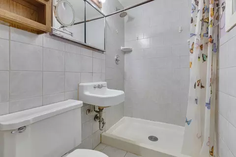 Bath - 65 Des Plaines Ln, Hoffman Estates, IL 60169 photo 1 of 2