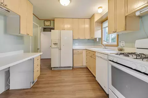 Kitchen - 65 Des Plaines Ln, Hoffman Estates, IL 60169 photo 2 of 3