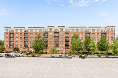 9530 S Cook Ave #412, Oak Lawn, IL 60453