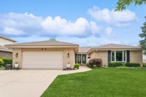 18 W Appletree Ln, Arlington Heights, IL 60004