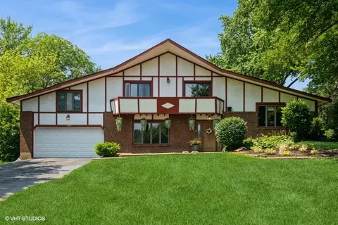 8 N530 Gingerwood Ln, Elgin, IL 60124