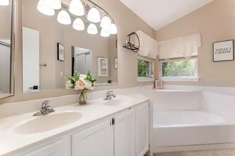 Bath - 700 Lilac Dr, Algonquin, IL 60102 photo 3 of 4