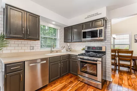 Kitchen - 700 Lilac Dr, Algonquin, IL 60102 photo 2 of 4