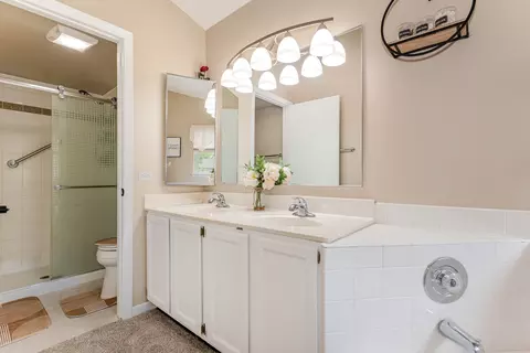 Bath - 700 Lilac Dr, Algonquin, IL 60102 photo 2 of 4