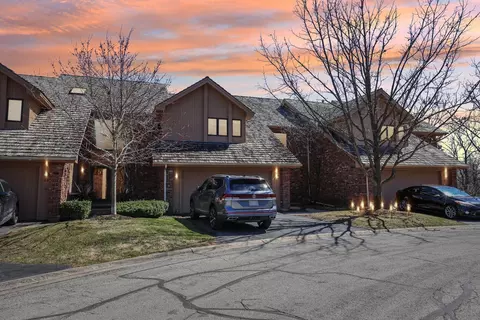 51 Oak Creek Dr, Burr Ridge, IL 60527