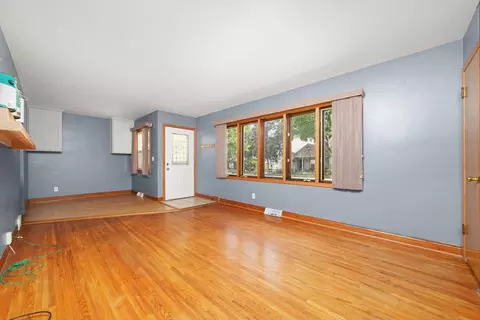 Living - 3009 Mary Ln, Mchenry, IL 60050 photo 2 of 3