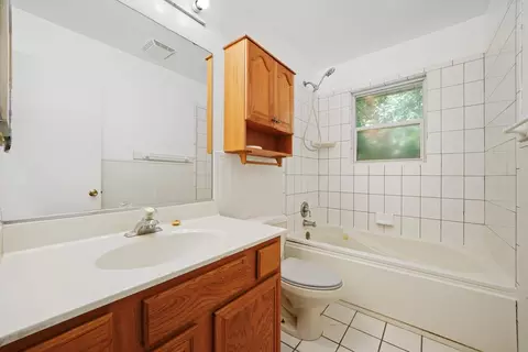 Bath - 3009 Mary Ln, Mchenry, IL 60050 photo 1 of 3
