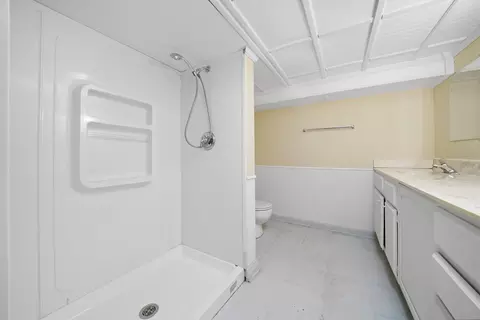Bath - 3009 Mary Ln, Mchenry, IL 60050 photo 3 of 3
