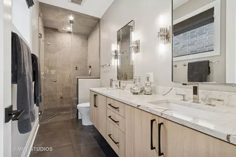 Bath - 2724 N Wayne Ave #3, Chicago, IL 60614 photo 1 of 3