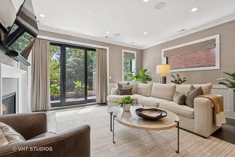Living - 2724 N Wayne Ave #3, Chicago, IL 60614 photo 1 of 4