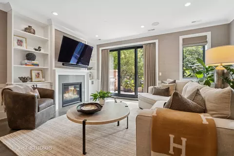 Living - 2724 N Wayne Ave #3, Chicago, IL 60614 photo 2 of 4
