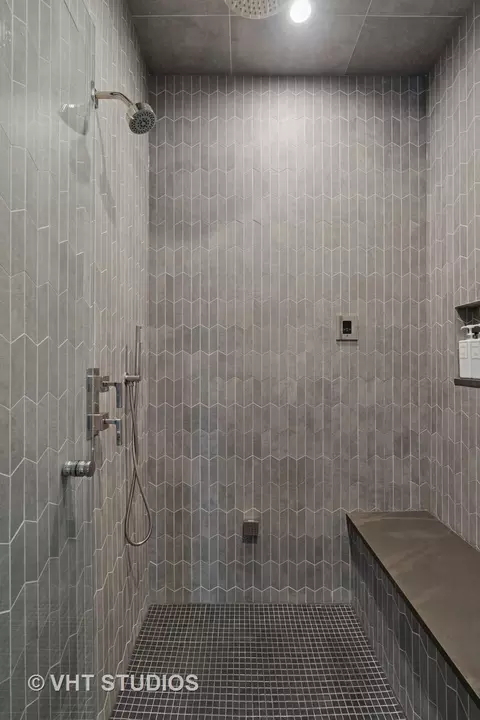 Bath - 2724 N Wayne Ave #3, Chicago, IL 60614 photo 2 of 3