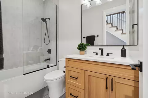Bath - 2724 N Wayne Ave #3, Chicago, IL 60614 photo 3 of 3