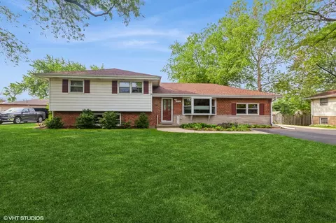25 W251 Highview Dr, Naperville, IL 60563
