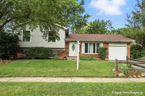 1066 Partridge Ln, Lake Zurich, IL 60047