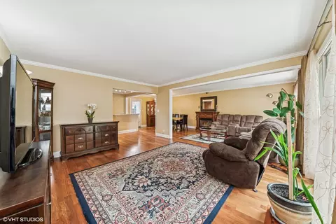 320 Pleasant St, Hoffman Estates, IL 60169 photo 2