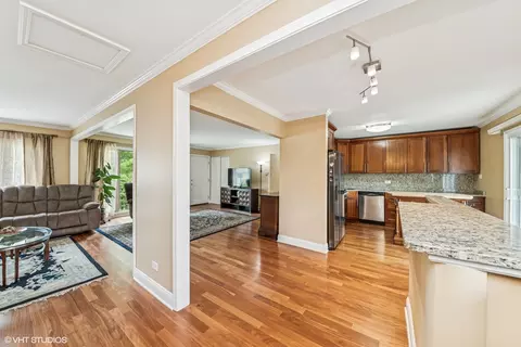 320 Pleasant St, Hoffman Estates, IL 60169 photo 4