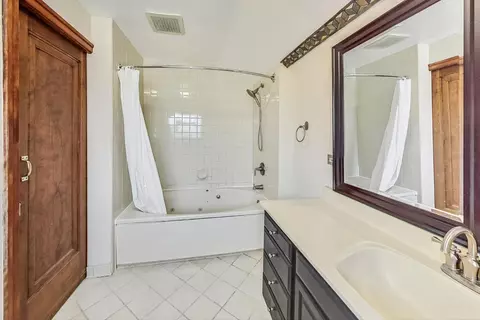 Bath - 7102 Riverside Dr, Berwyn, IL 60402 photo 3 of 4