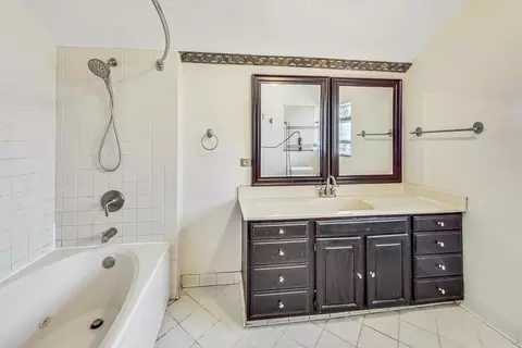 Bath - 7102 Riverside Dr, Berwyn, IL 60402 photo 2 of 4