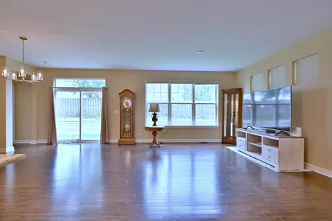 Living - 222 N Sunset Ln, Addison, IL 60101 photo 3 of 3