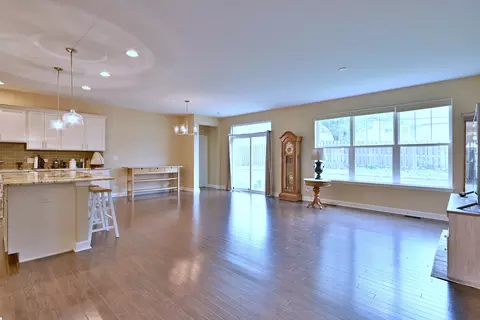 Living - 222 N Sunset Ln, Addison, IL 60101 photo 2 of 3