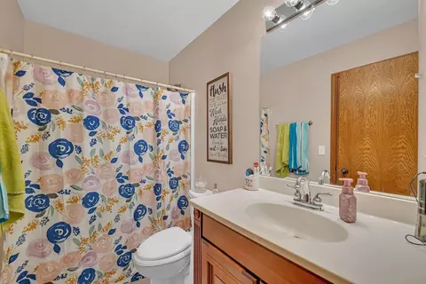 Bath - 570 Logue Cir, Seneca, IL 61360 photo 3 of 4