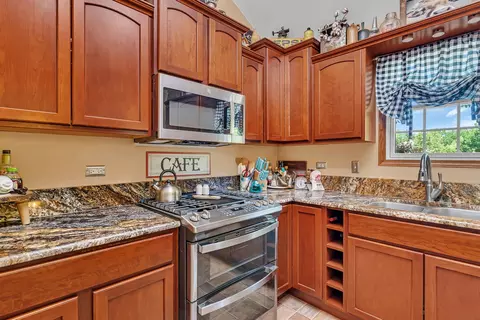 Kitchen - 570 Logue Cir, Seneca, IL 61360 photo 5 of 7