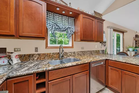 Kitchen - 570 Logue Cir, Seneca, IL 61360 photo 3 of 7