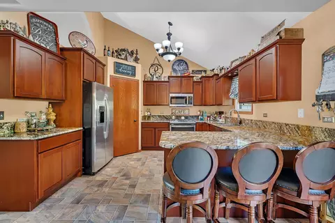 Kitchen - 570 Logue Cir, Seneca, IL 61360 photo 2 of 7