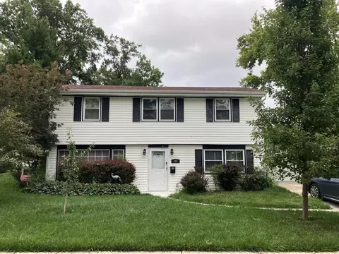 400 Tee Ln, Carpentersville, IL 60110