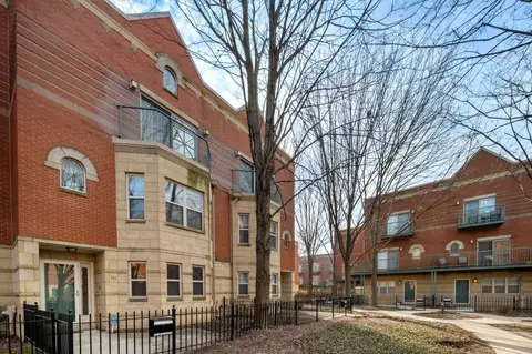 4530 S Woodlawn Ave #102, Chicago, IL 60653