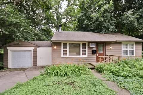 653 Eastview St, Elgin, IL 60120