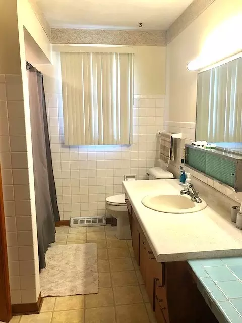 Bath - 2204 E 37th St, Sterling, IL 61081 photo 1 of 1