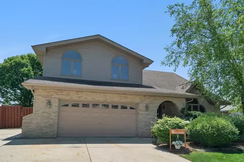 2033 Westbury Dr, Woodridge, IL 60517