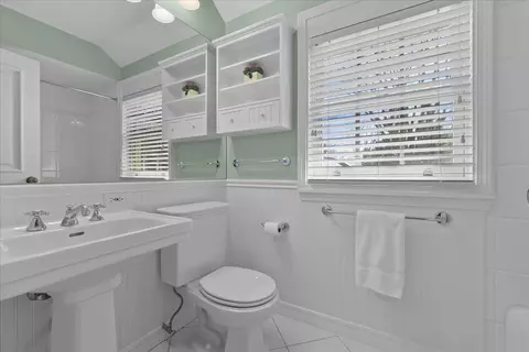 Bath - 1300 Hackberry Ln, Winnetka, IL 60093 photo 5 of 7