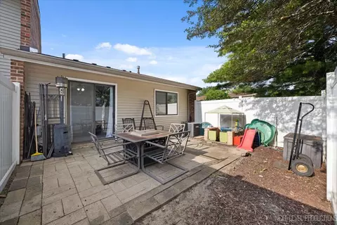 Exterior - 1061 Cascade Dr, Aurora, IL 60506 photo 2 of 2
