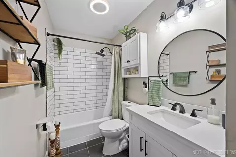 Bath - 1061 Cascade Dr, Aurora, IL 60506 photo 1 of 1